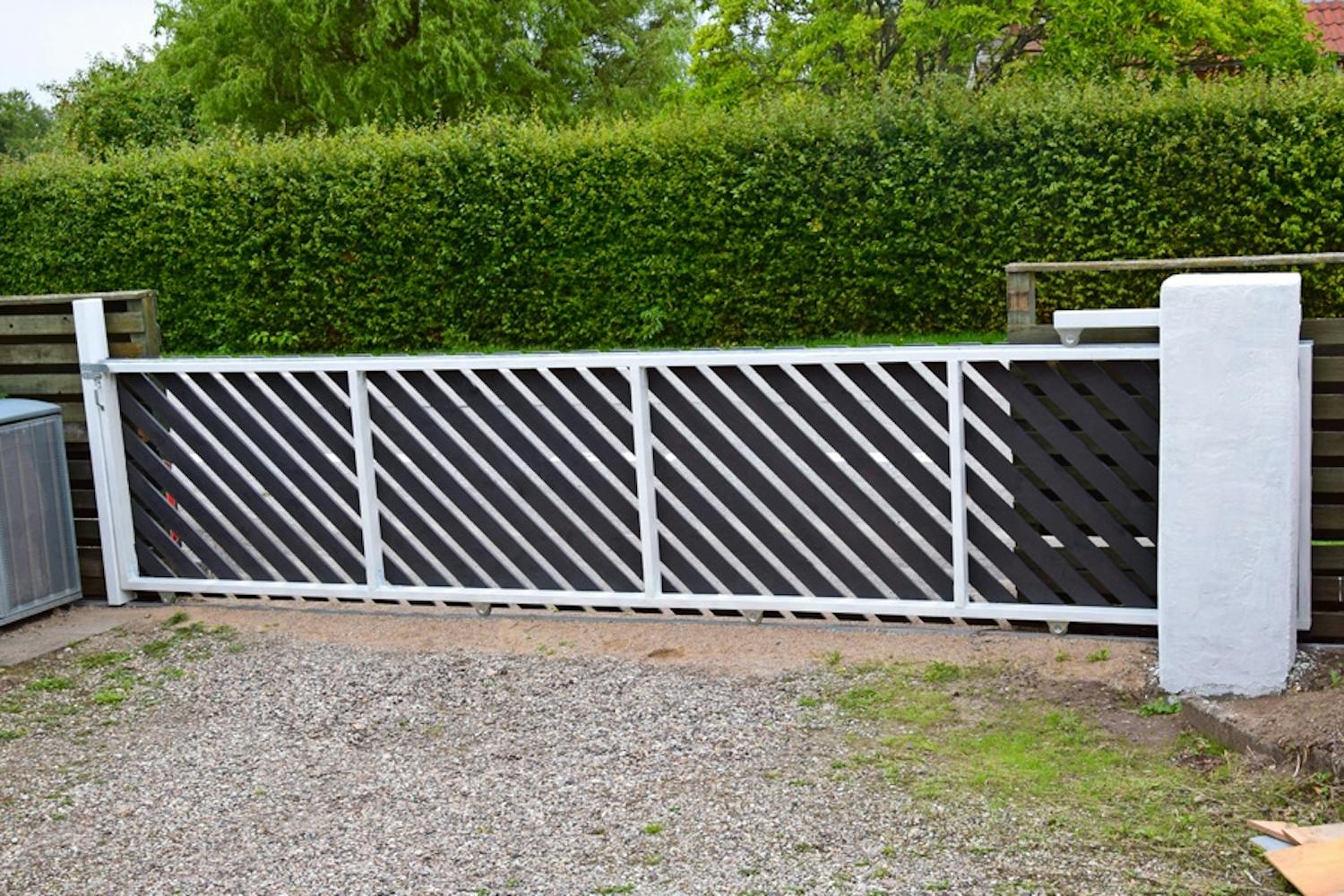 Skyveport: Gjerde med skyveport Skyveport: Gjerde med skyveport